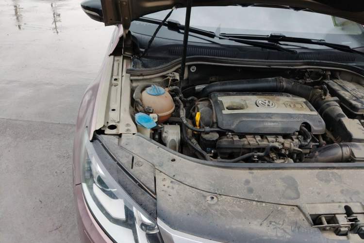 Used Volkswagen FAW-Volkswagen CC 2013 1.8TSI Luxury Model Engine Bay Right