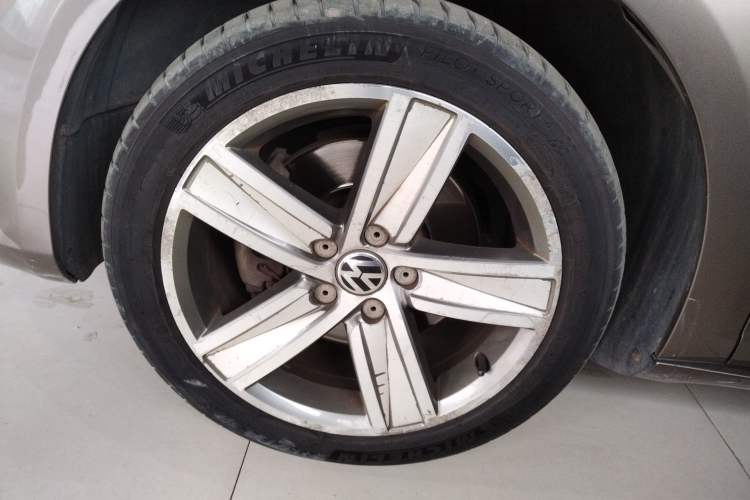 Used Volkswagen FAW-Volkswagen CC 2013 2.0 TSI Luxury Model Left Front Wheel Hub