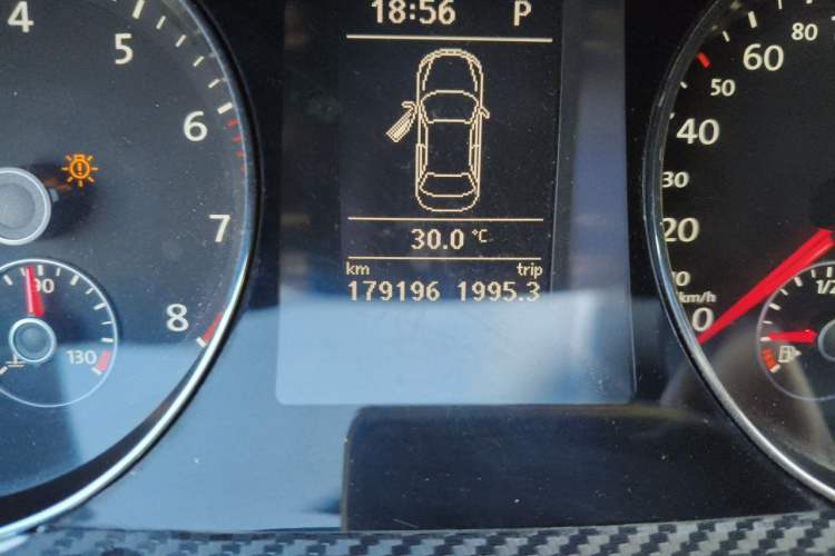 Used Volkswagen FAW-Volkswagen CC 2013 1.8TSI Prestige Model Odometer Close Up