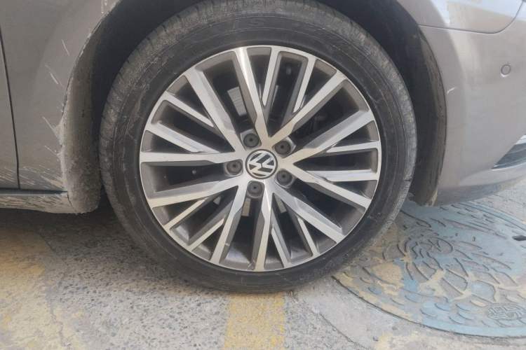 Used Volkswagen FAW-Volkswagen CC 2013 2.0 TSI Prestige Model Right Front Wheel Hub