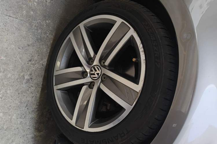 Used Volkswagen FAW-Volkswagen CC 2013 2.0 TSI Luxury Model Right Front Wheel Hub