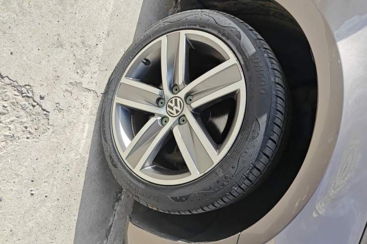 Used Volkswagen FAW-Volkswagen CC 2013 2.0 TSI Luxury Model Right Front Wheel Hub