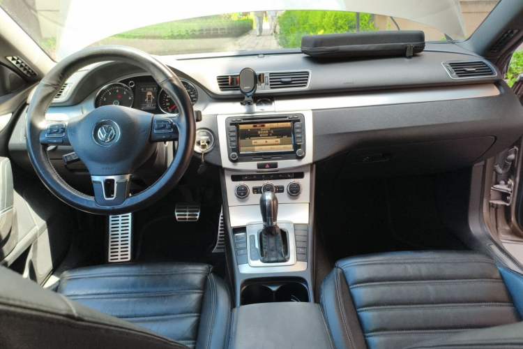 Used Volkswagen FAW-Volkswagen CC 2013 1.8TSI Prestige Model Center Console