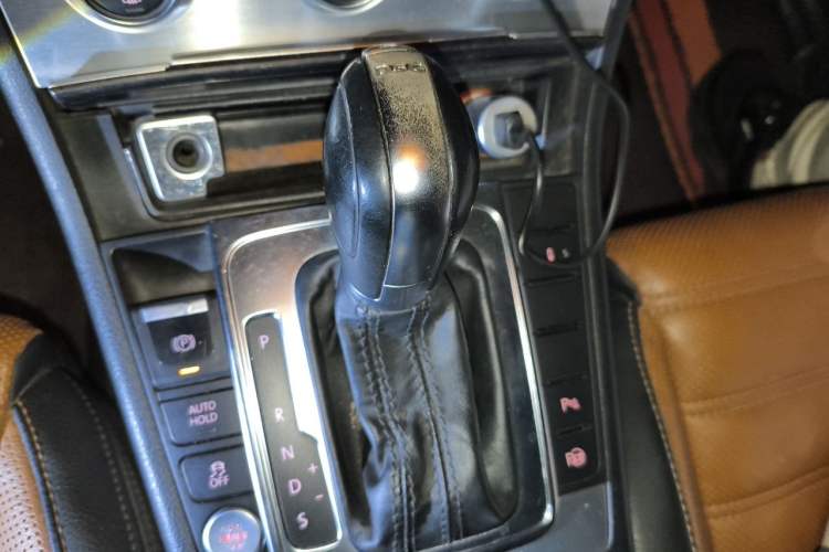 Used Volkswagen FAW-Volkswagen CC 2013 2.0 TSI Ultimate Model Gear Lever