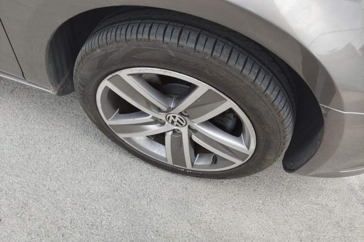 Used Volkswagen FAW-Volkswagen CC 2013 2.0 TSI Luxury Model Right Front Wheel Hub