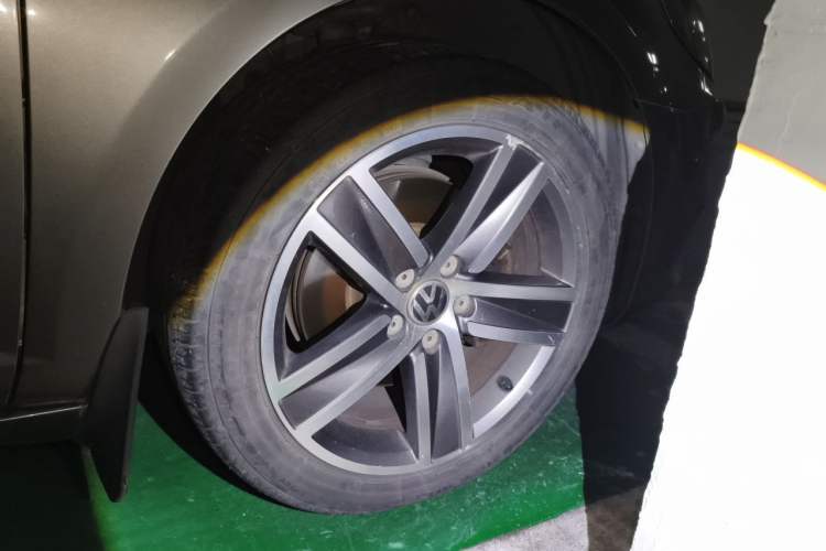 Used Volkswagen FAW-Volkswagen CC 2013 1.8TSI Luxury Model Right Front Wheel Hub