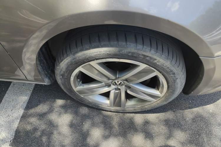 Used Volkswagen FAW-Volkswagen CC 2013 2.0 TSI Luxury Model Right Front Wheel Hub