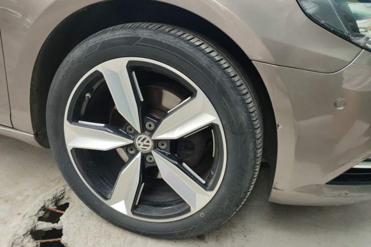 Used Volkswagen FAW-Volkswagen CC 2013 2.0 TSI Luxury Model Right Front Wheel Hub