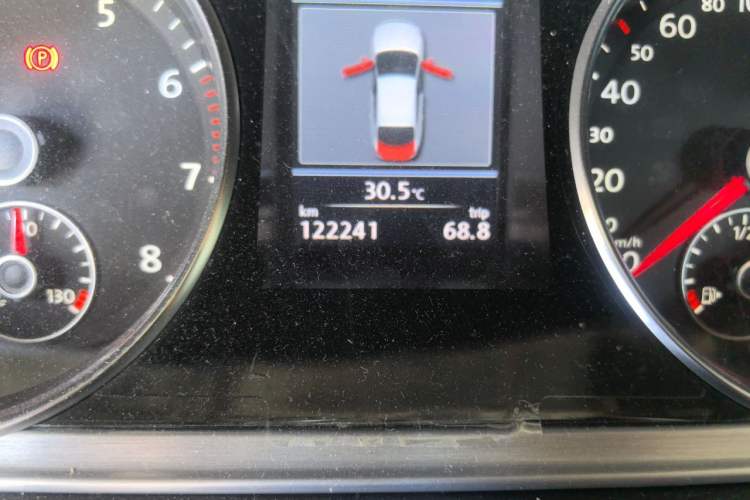 Used Volkswagen FAW-Volkswagen CC 2013 1.8TSI Luxury Model Odometer Close Up
