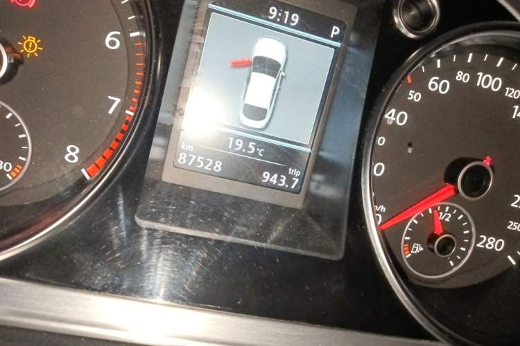 Used Volkswagen FAW-Volkswagen CC 2013 1.8TSI Luxury Model Odometer Close Up
