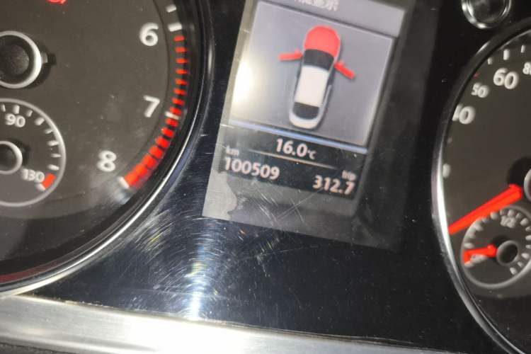 Used Volkswagen FAW-Volkswagen CC 2013 2.0 TSI Luxury Model Odometer Close Up