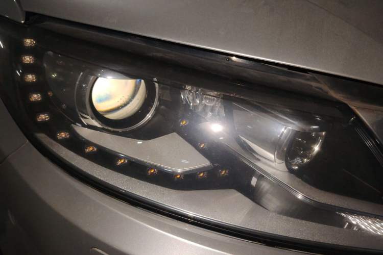Used Volkswagen FAW-Volkswagen CC 2013 1.8TSI Luxury Model Right Front Headlight