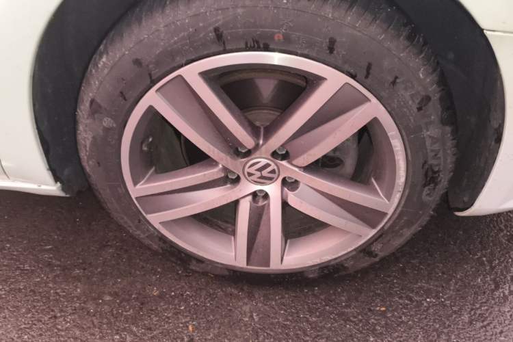 Used Volkswagen FAW-Volkswagen CC 2013 2.0 TSI Luxury Model Right Front Wheel Hub