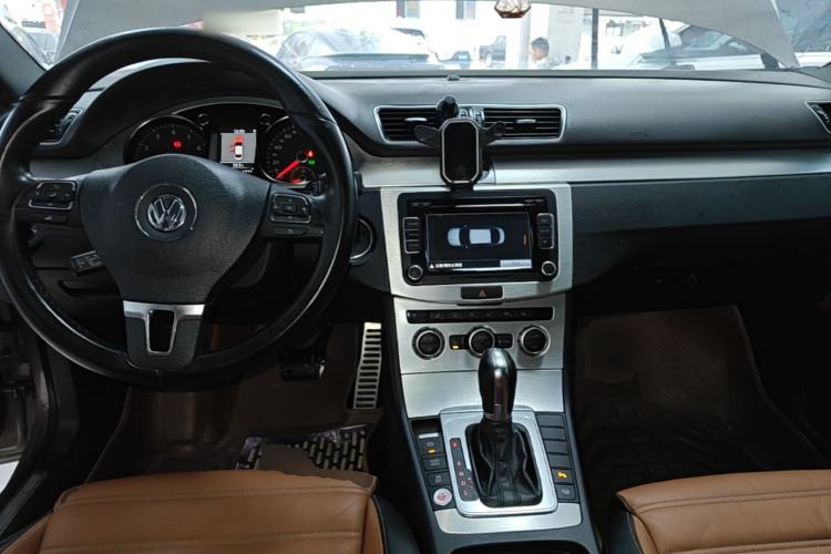 Used Volkswagen FAW-Volkswagen CC 2013 1.8TSI Luxury Model Center Console