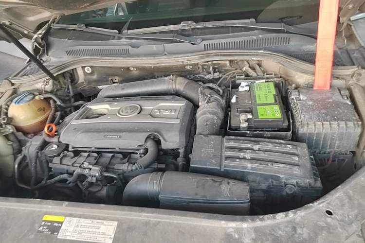 Used Volkswagen FAW-Volkswagen CC 2013 1.8TSI Luxury Model Engine Bay