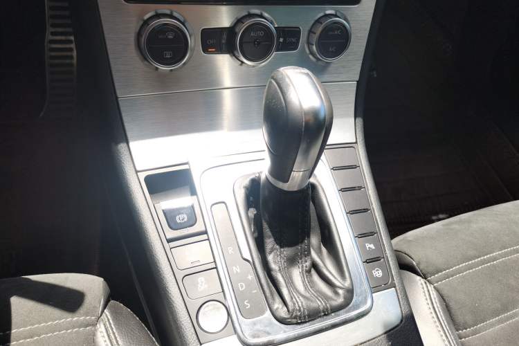 Used Volkswagen FAW-Volkswagen CC 2013 2.0 TSI Luxury Model Gear Lever
