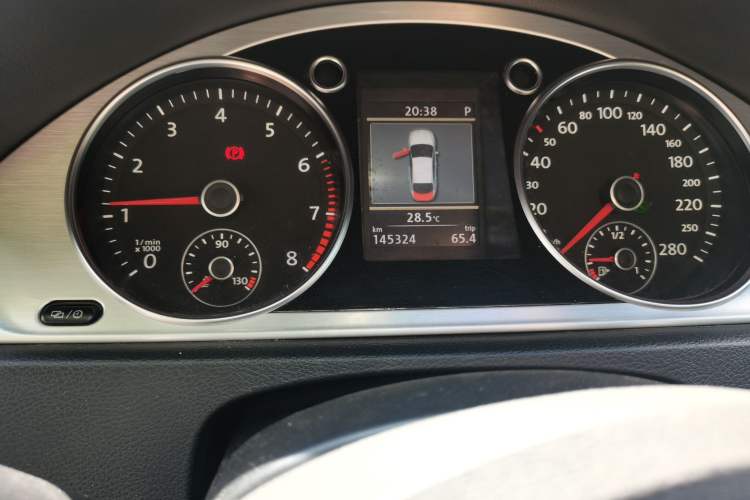 Used Volkswagen FAW-Volkswagen CC 2013 2.0 TSI Luxury Model Odometer Close Up