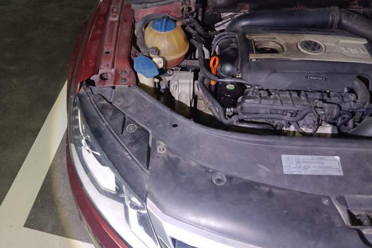 Used Volkswagen FAW-Volkswagen CC 2013 1.8TSI Luxury Model Engine Bay Right