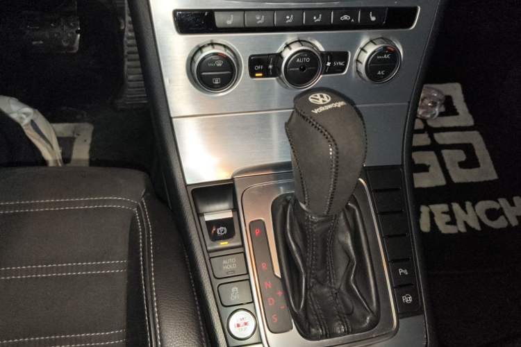 Used Volkswagen FAW-Volkswagen CC 2013 2.0 TSI Luxury Model Gear Lever