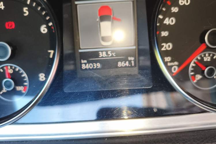 Used Volkswagen FAW-Volkswagen CC 2013 2.0 TSI Luxury Model Odometer Close Up