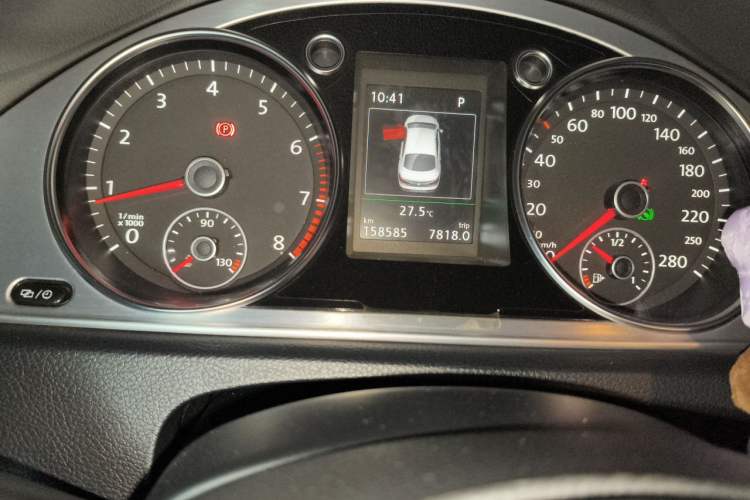 Used Volkswagen FAW-Volkswagen CC 2013 2.0 TSI Luxury Model Odometer Close Up