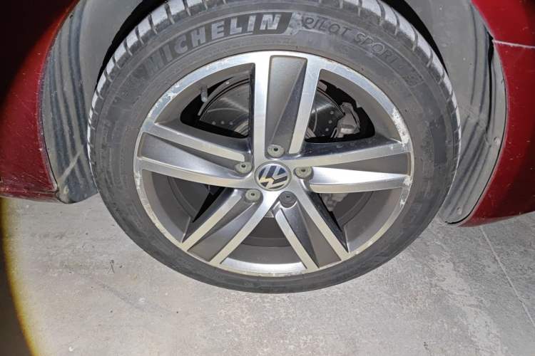 Used Volkswagen FAW-Volkswagen CC 2013 1.8TSI Luxury Model Right Front Wheel Hub