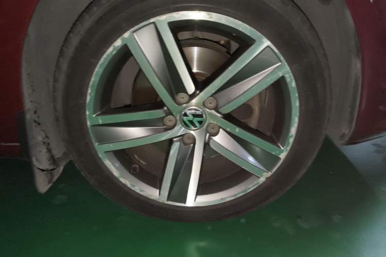 Used Volkswagen FAW-Volkswagen CC 2013 2.0 TSI Luxury Model Right Front Wheel Hub