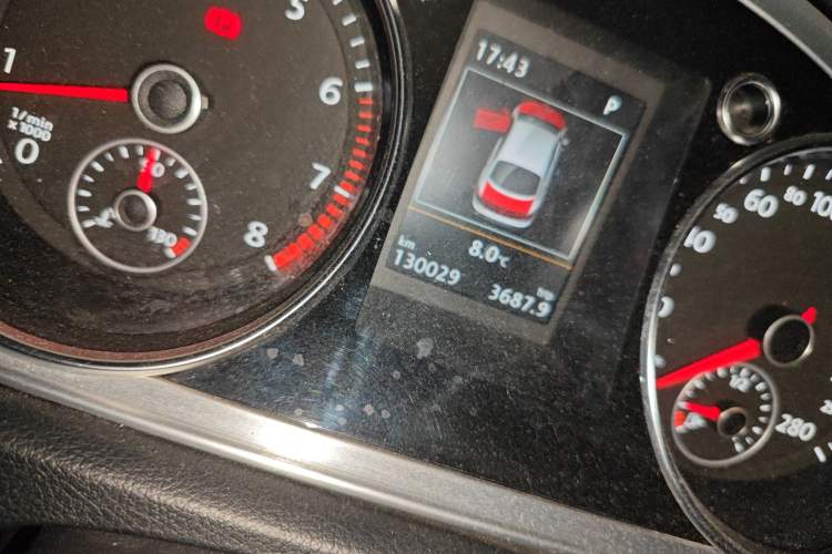 Used Volkswagen FAW-Volkswagen CC 2013 1.8TSI Luxury Model Odometer Close Up