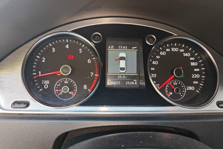Used Volkswagen FAW-Volkswagen CC 2013 1.8TSI Luxury Model Odometer Close Up