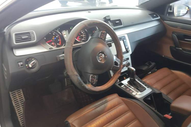 Used Volkswagen FAW-Volkswagen CC 2013 2.0 TSI Ultimate Model Center Console