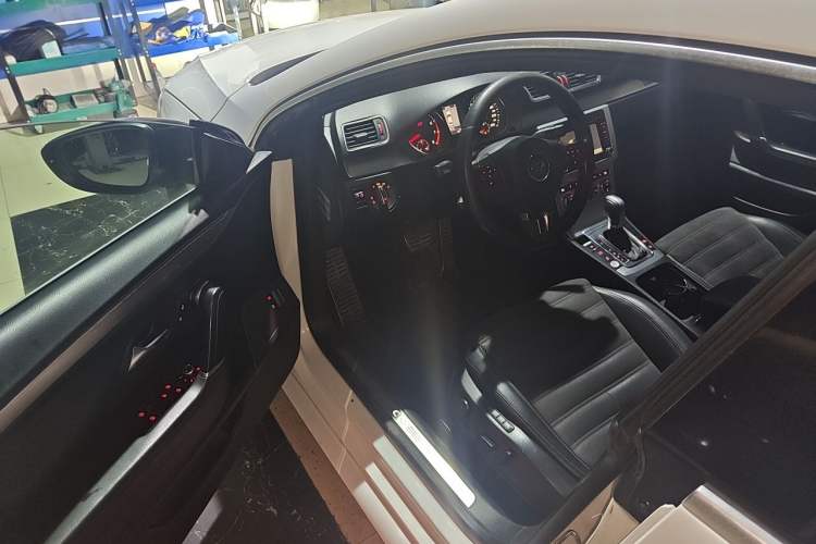 Used Volkswagen FAW-Volkswagen CC 2013 2.0 TSI Luxury Model Driver Seat