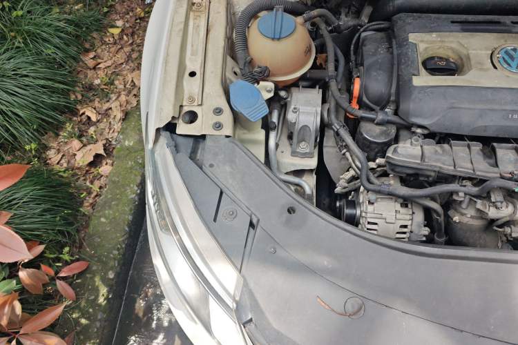 Used Volkswagen FAW-Volkswagen CC 2013 1.8TSI Luxury Model Engine Bay Right