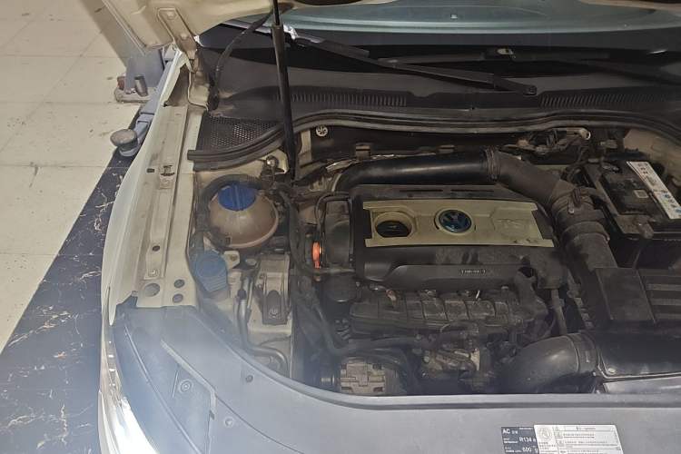 Used Volkswagen FAW-Volkswagen CC 2013 2.0 TSI Luxury Model Engine Bay Right