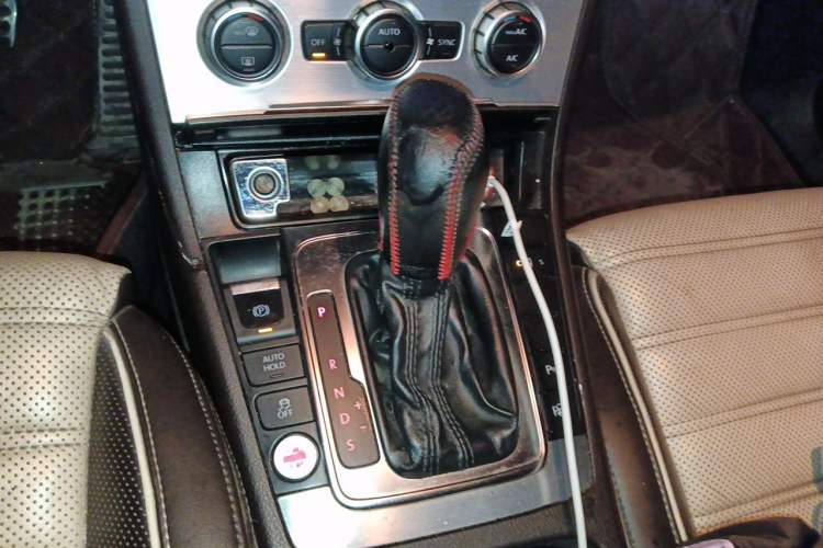 Used Volkswagen FAW-Volkswagen CC 2013 3.0 FSI V6 Gear Lever