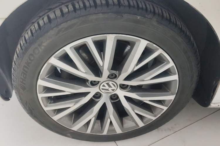 Used Volkswagen FAW-Volkswagen CC 2013 2.0 TSI Ultimate Model Left Front Wheel Hub
