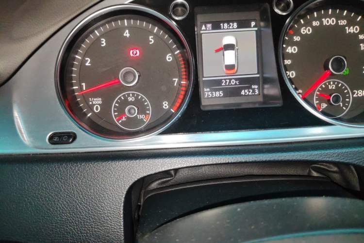 Used Volkswagen FAW-Volkswagen CC 2013 1.8TSI Luxury Model Odometer Close Up
