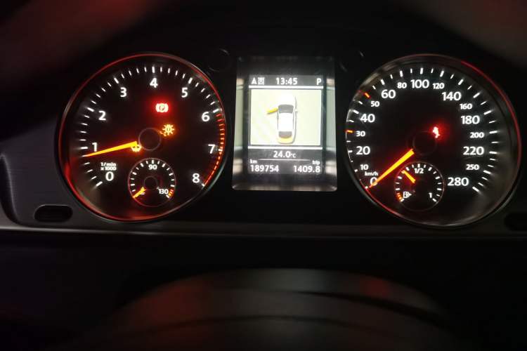 Used Volkswagen FAW-Volkswagen CC 2013 1.8TSI Luxury Model Odometer Close Up