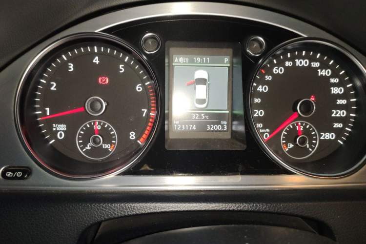 Used Volkswagen FAW-Volkswagen CC 2013 1.8TSI Luxury Model Odometer Close Up