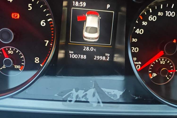 Used Volkswagen FAW-Volkswagen CC 2013 1.8TSI Luxury Model Odometer Close Up