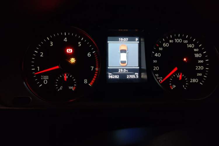 Used Volkswagen FAW-Volkswagen CC 2013 1.8TSI Luxury Model Odometer Close Up