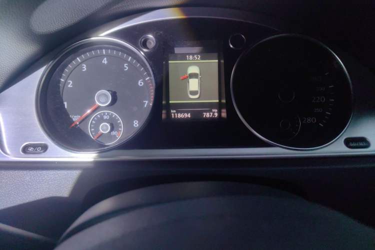 Used Volkswagen FAW-Volkswagen CC 2013 1.8TSI Luxury Model Odometer Close Up