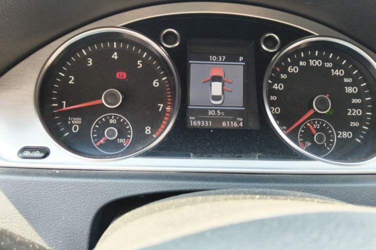 Used Volkswagen FAW-Volkswagen CC 2013 2.0 TSI Luxury Model Odometer Close Up