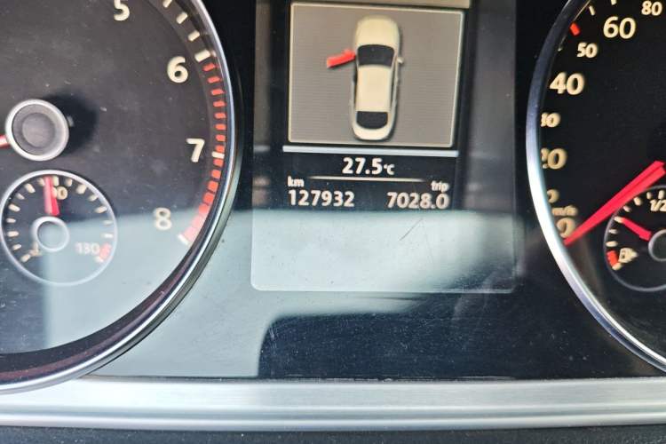 Used Volkswagen FAW-Volkswagen CC 2013 2.0 TSI Luxury Model Odometer Close Up