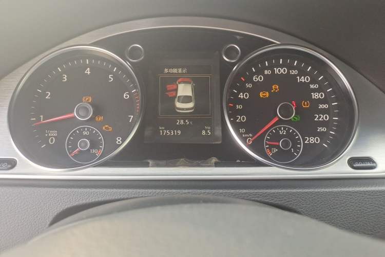Used Volkswagen FAW-Volkswagen CC 2013 1.8TSI Luxury Model Odometer Close Up