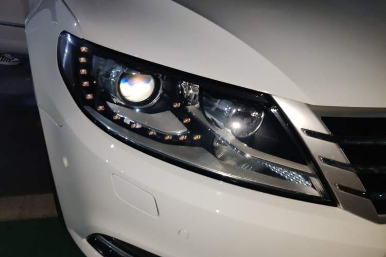 Used Volkswagen FAW-Volkswagen CC 2013 1.8TSI Luxury Model Right Front Headlight