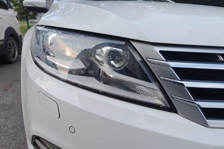 Used Volkswagen FAW-Volkswagen CC 2013 1.8TSI Luxury Model Right Front Headlight