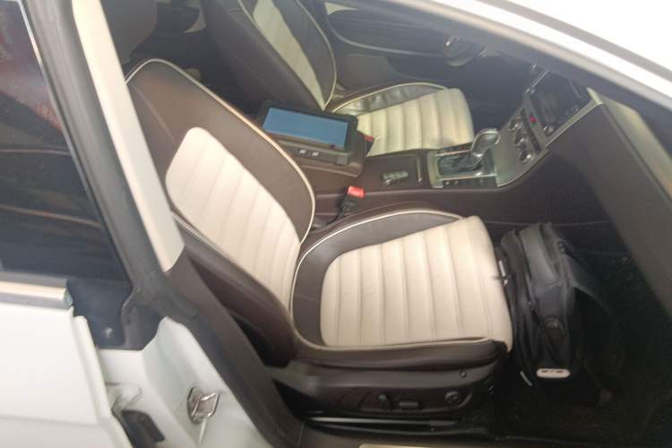 Used Volkswagen FAW-Volkswagen CC 2013 3.0 FSI V6 Right Front Seat