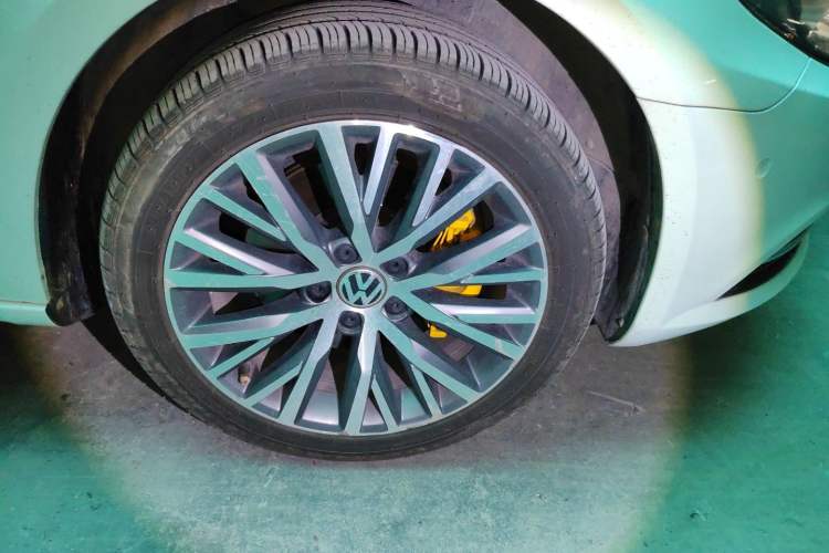 Used Volkswagen FAW-Volkswagen CC 2013 1.8TSI Luxury Model Right Front Wheel Hub