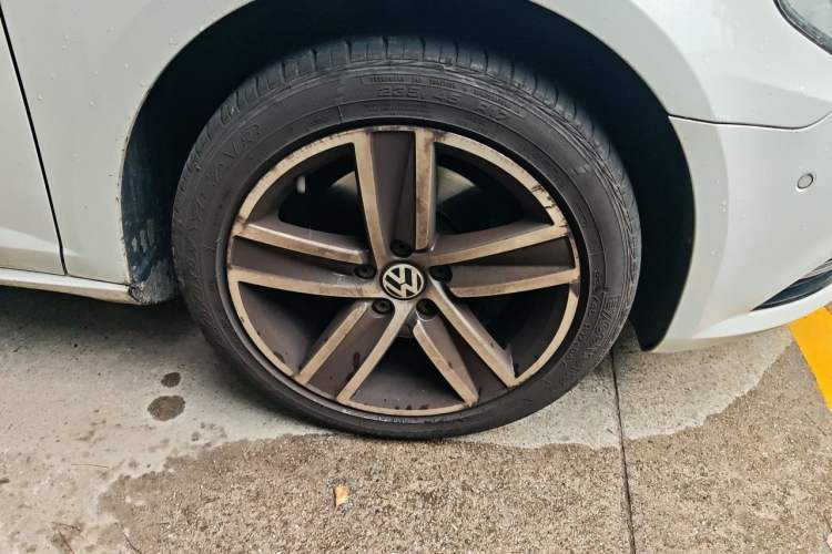 Used Volkswagen FAW-Volkswagen CC 2013 2.0 TSI Luxury Model Right Front Wheel Hub