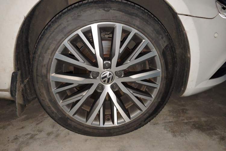 Used Volkswagen FAW-Volkswagen CC 2013 2.0 TSI Ultimate Model Right Front Wheel Hub